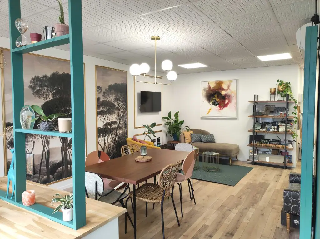 Agence M Com Marseille BInside Saint Raphael Architecte Decoratrice Interieur bureau decoration papierpeint porte nuancier table