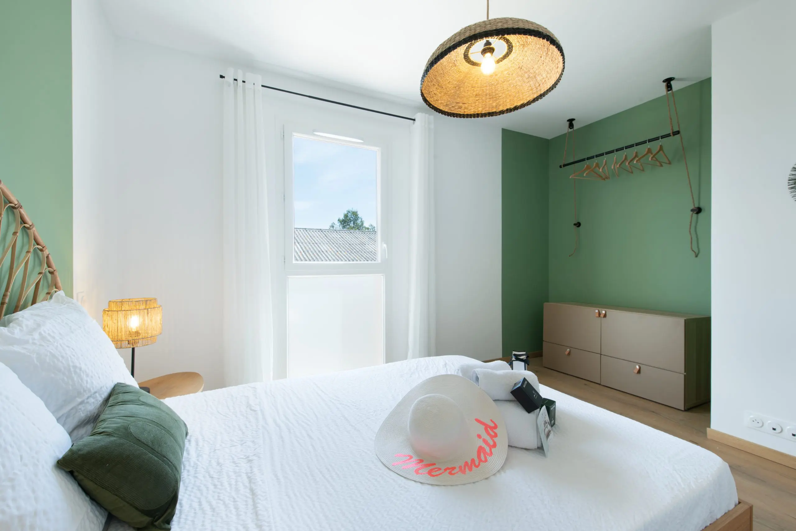 Agence M Com Marseille BInside Saint Raphael Architecte Decoratrice Interieur chambre lit mobilier bois rotin cadeaux bienvenue dressing