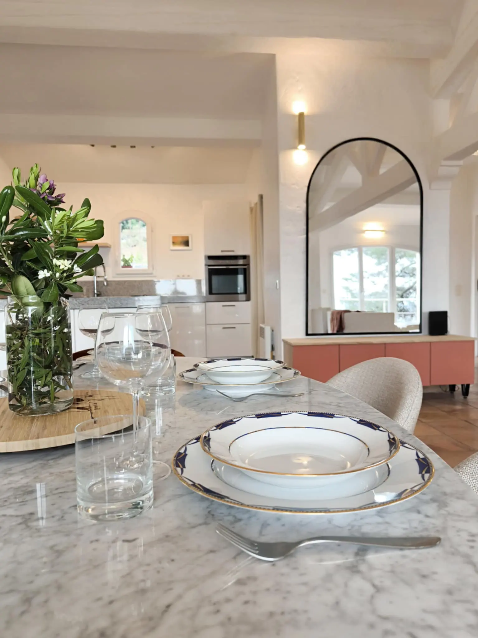 Agence M Com Marseille BInside Saint Raphael Architecte Decoratrice Interieur decoration salon salle manger table vaisselle moderne chic plante