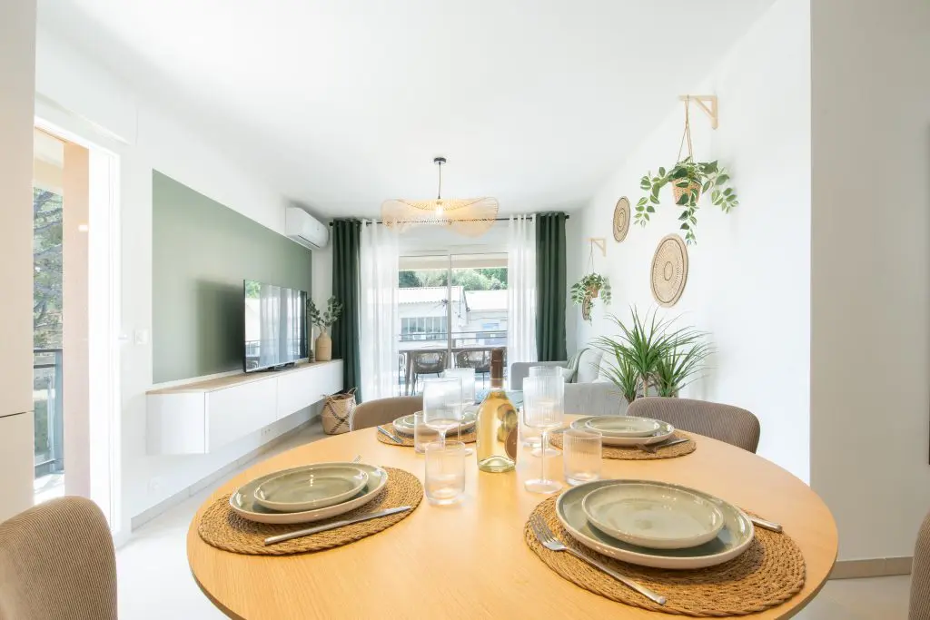 Agence M Com Marseille BInside Saint Raphael Architecte Decoratrice Interieur salon salle manger mobilier moderne bois clair decoration vegetale