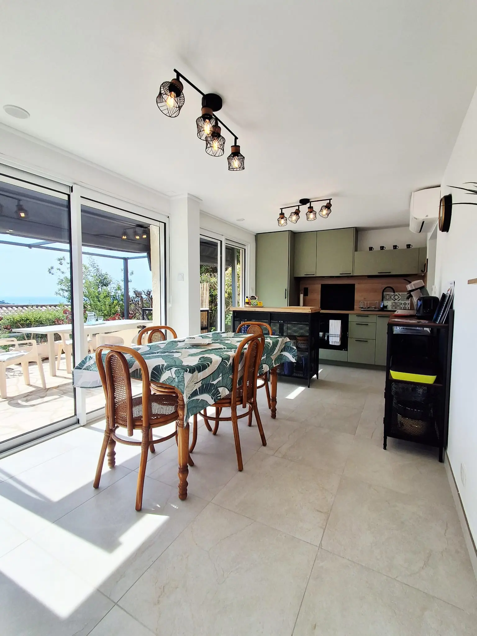 Détail de la véranda après rénovation avec cuisine