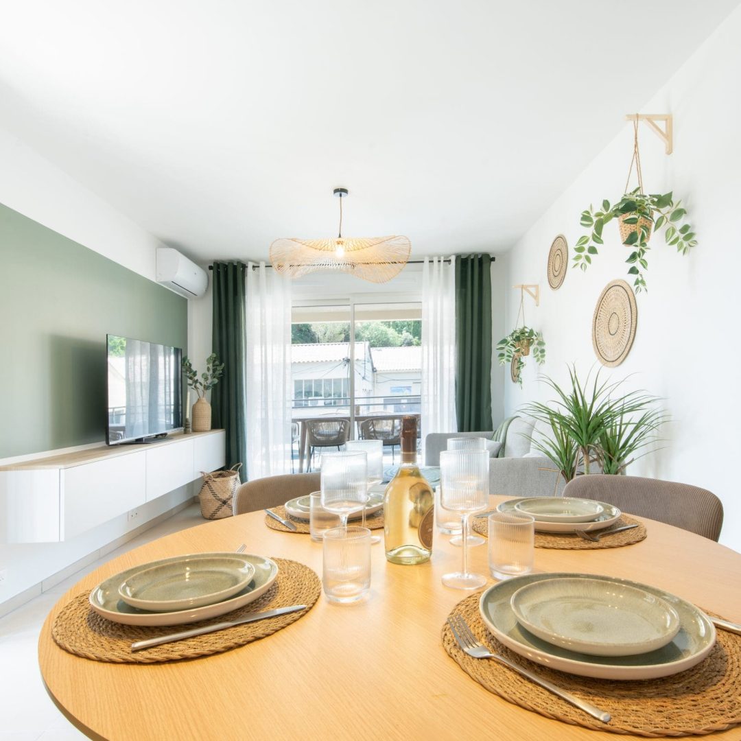 Agence M Com Marseille BInside Saint Raphael Architecte Decoratrice Interieur salon salle manger mobilier moderne bois clair decoration vegetale